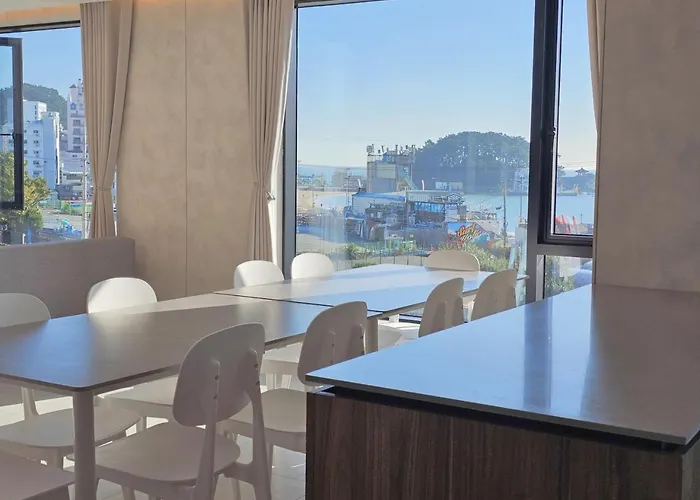 펜션 펜톤나인 해변열차 송정2호점 *